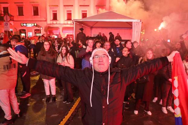 Navijačka atmosfera u Puli tijekom utakmice Hrvatska - Maroko na Svjetskom prvenstvu