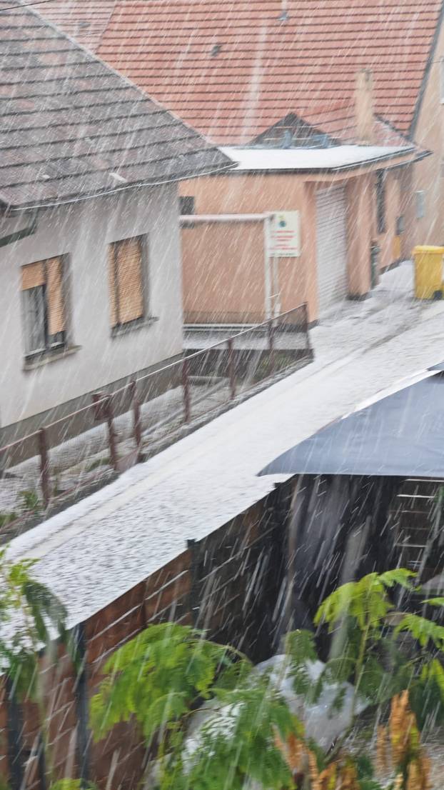 FOTO Ludo vrijeme u Hrvatskoj: Na sjeveru oluja s tučom, jug se kupa, osvanula  je i duga...