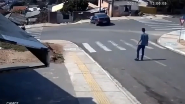 VIDEO Heroj uskočio u auto i zaustavio ga prije udara u kuće