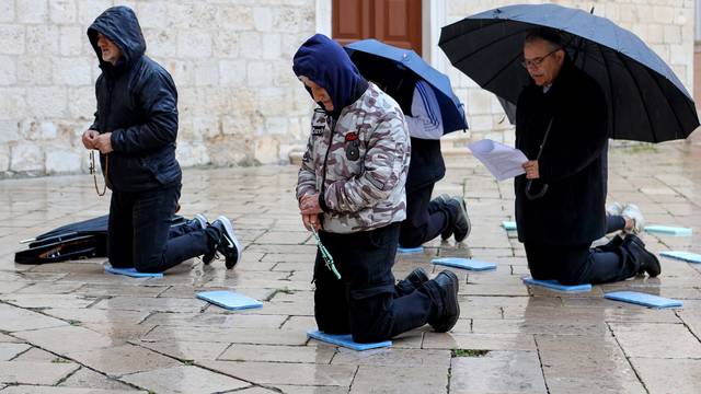 Zadar: Kiša nije smetala moliteljima ispred katedrale Sv. Stošije