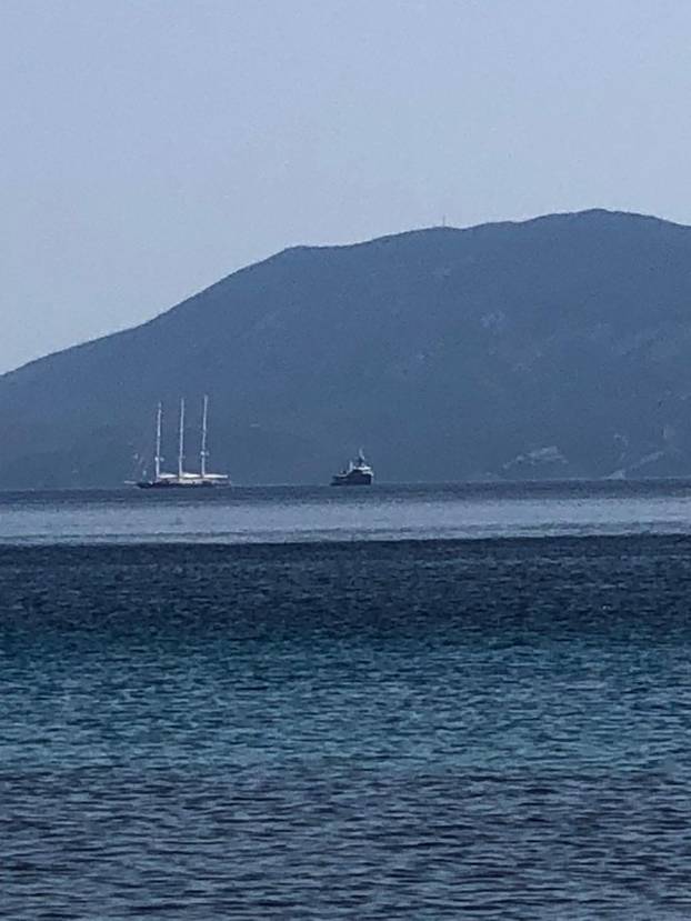 FOTO Bezos i Lauren sitno broje do svadbe, ali i dalje uživaju u Hrvatskoj: Usidrili se na Cresu