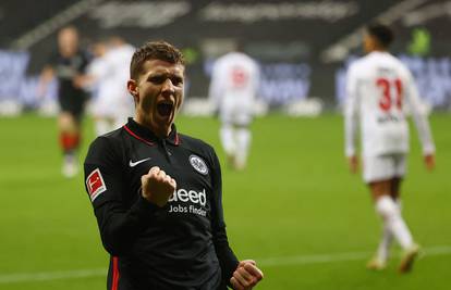 Puni se kasa 'modrih': Jakić je sada i službeno igrač Eintrachta