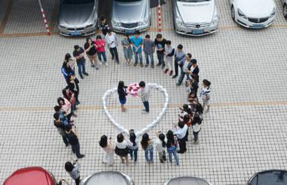 Kinez kupio 99 iPhonea 6 da bi zaprosio dragu, pa dobio nogu