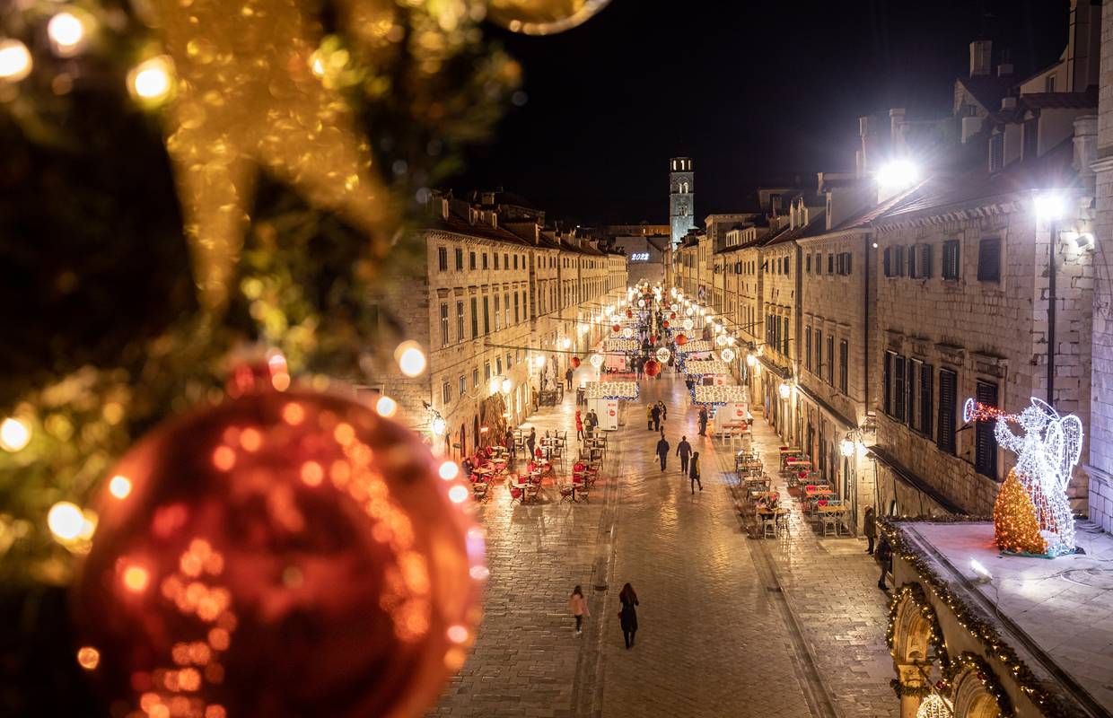 Paljenjem prve adventske svijeće na Stradunu počeo 9. dubrovački zimski festival