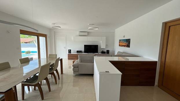 FOTO Vila iznad Malinske ima bazen i predivan pogled na more - Evo koliko bi vas koštala