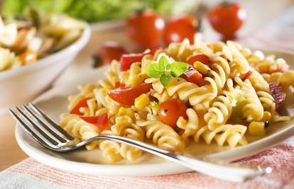 Pripremite tjesteninu s umakom i uživajte u jelu punom okusa