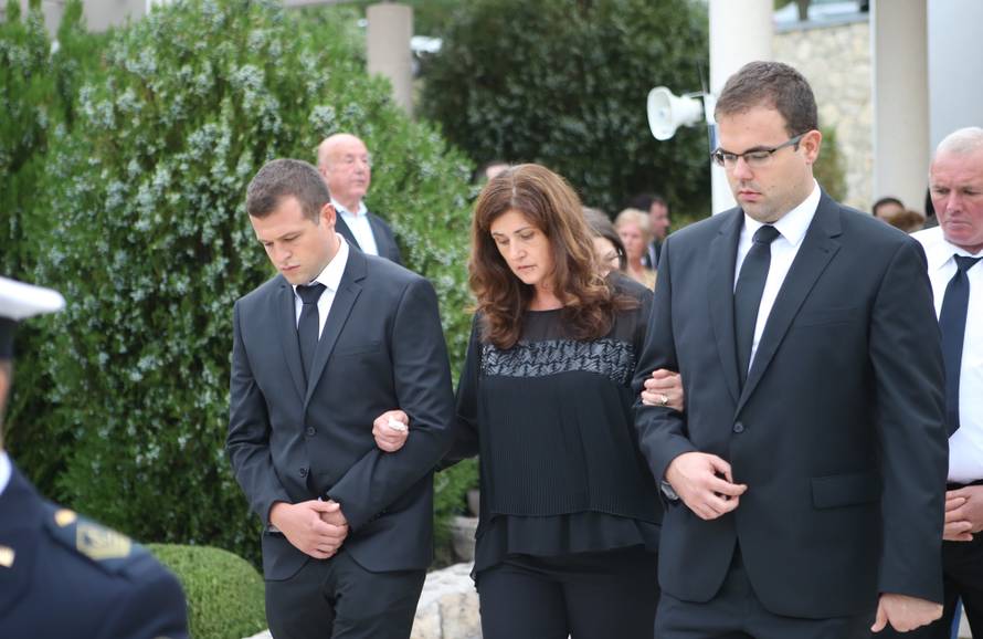 Donji Vinjani: Posljednji ispraÄaj komodora Ivice ToliÄa