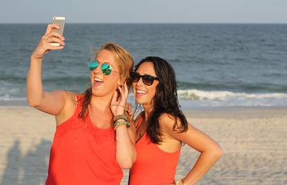 Sunce prži na plaži: Ovako ćete lakše koristiti telefon na suncu