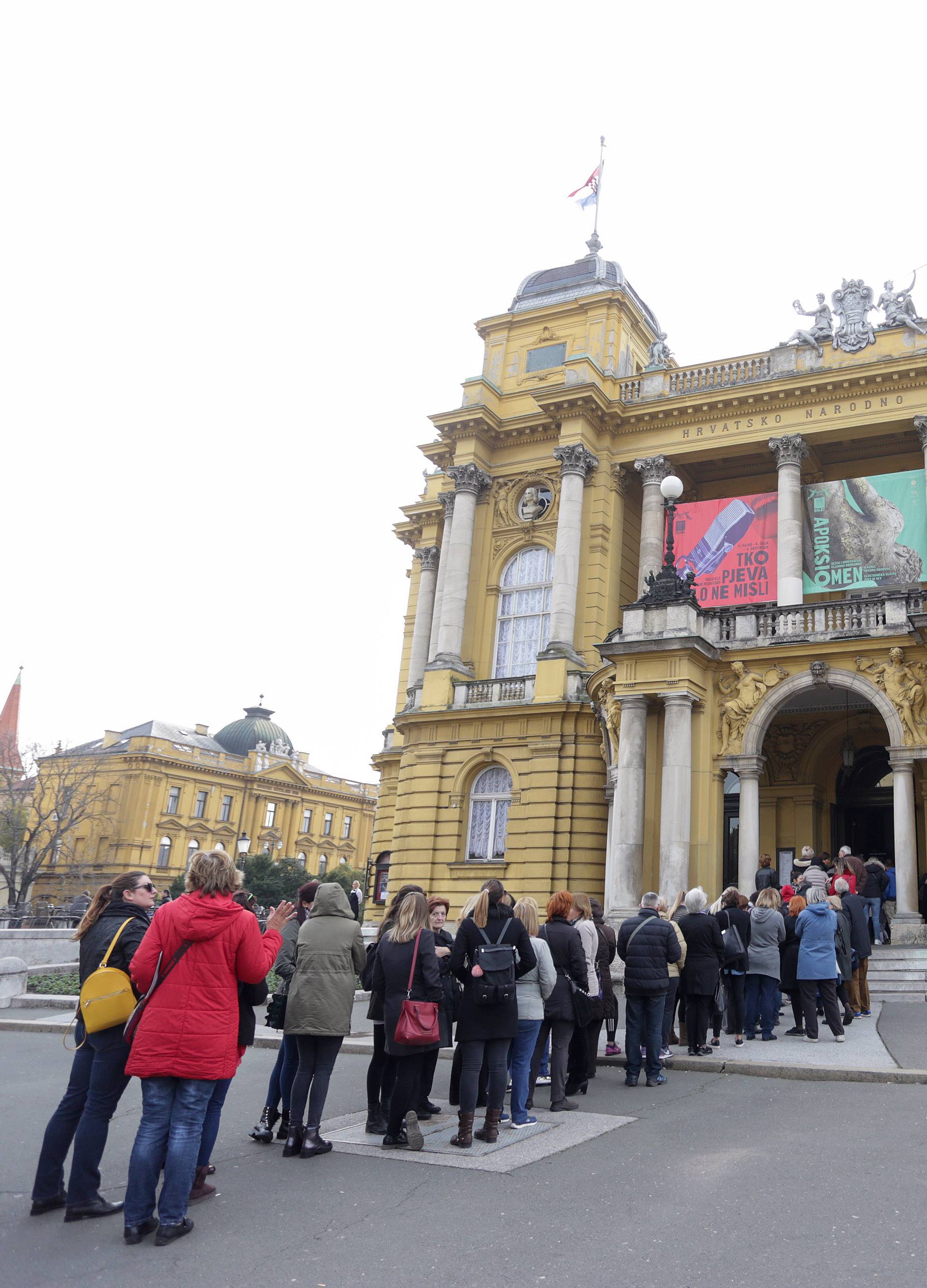Ispred zagrebačkog HNK more ljudi čekalo u redu: Evo i zašto