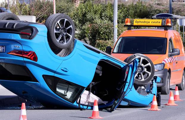 Split: U prometnoj nesreći automobil završio na krovu