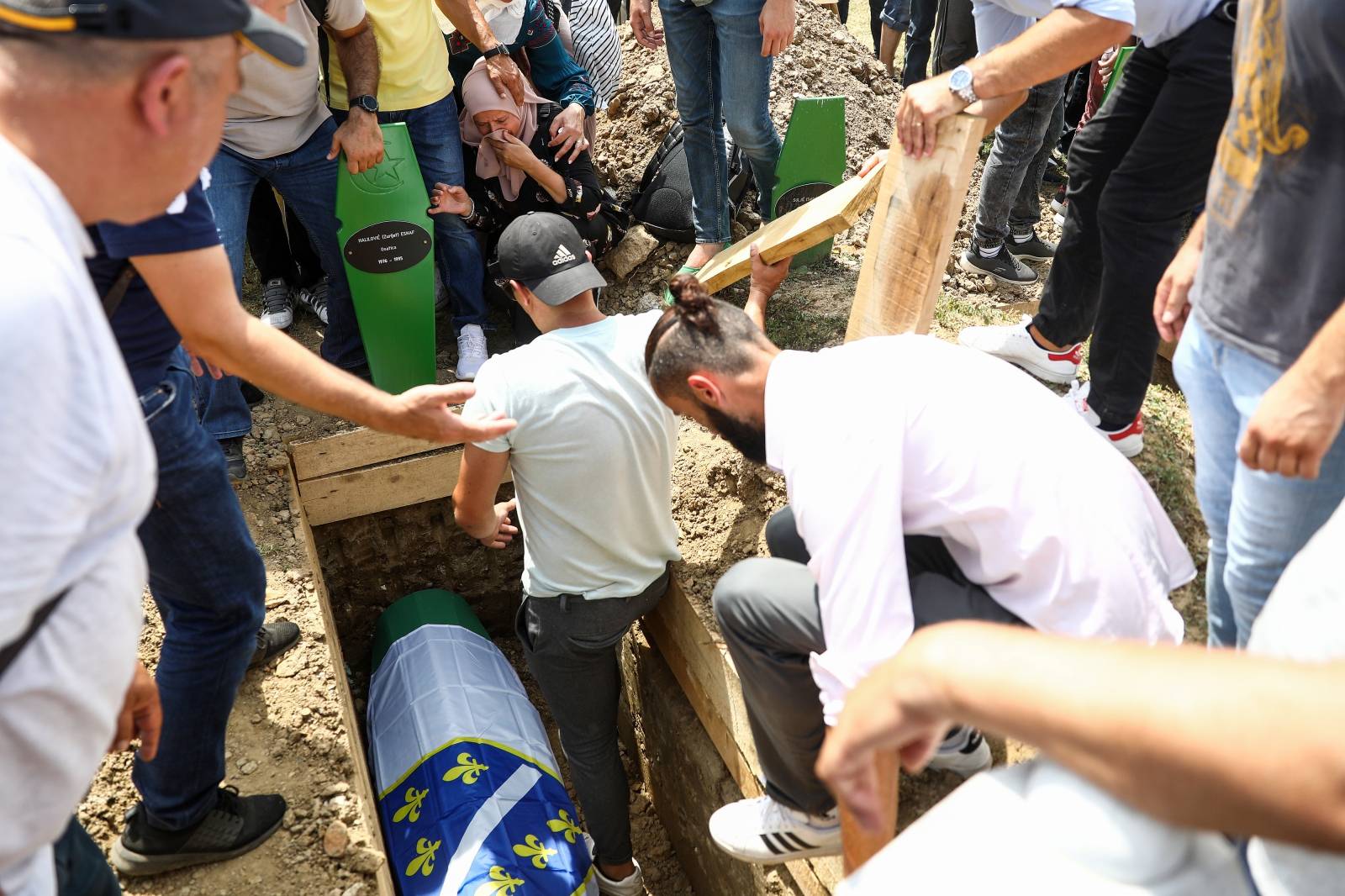 Dženaza i ukop 19 novoidentificiranih žrtava genocida u Srebrenici