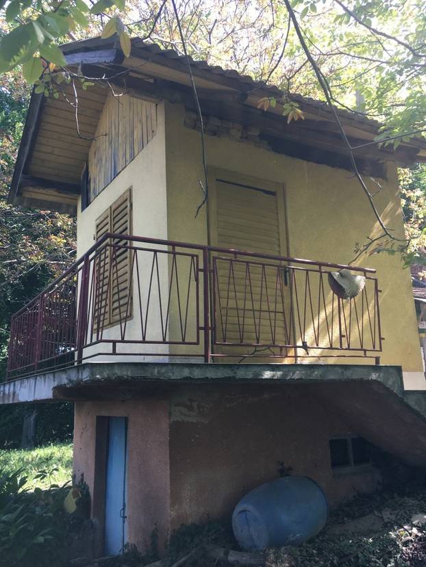 Kod Varaždina prodaju kuću od 9 m2! Nema dozvolu, struju ni vodu. Makadam je. Evo cijene