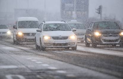 Snijeg pao i u Zagrebu: Čisti ga čak 150 ekipa Zimske službe