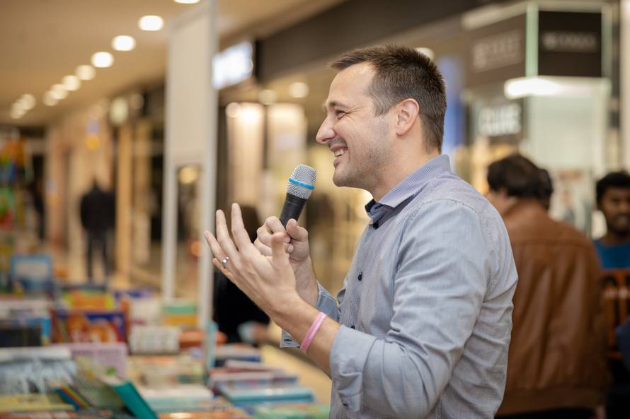 Mogu živjeti od pisanja knjiga.  Nakon samo 18 godina karijere