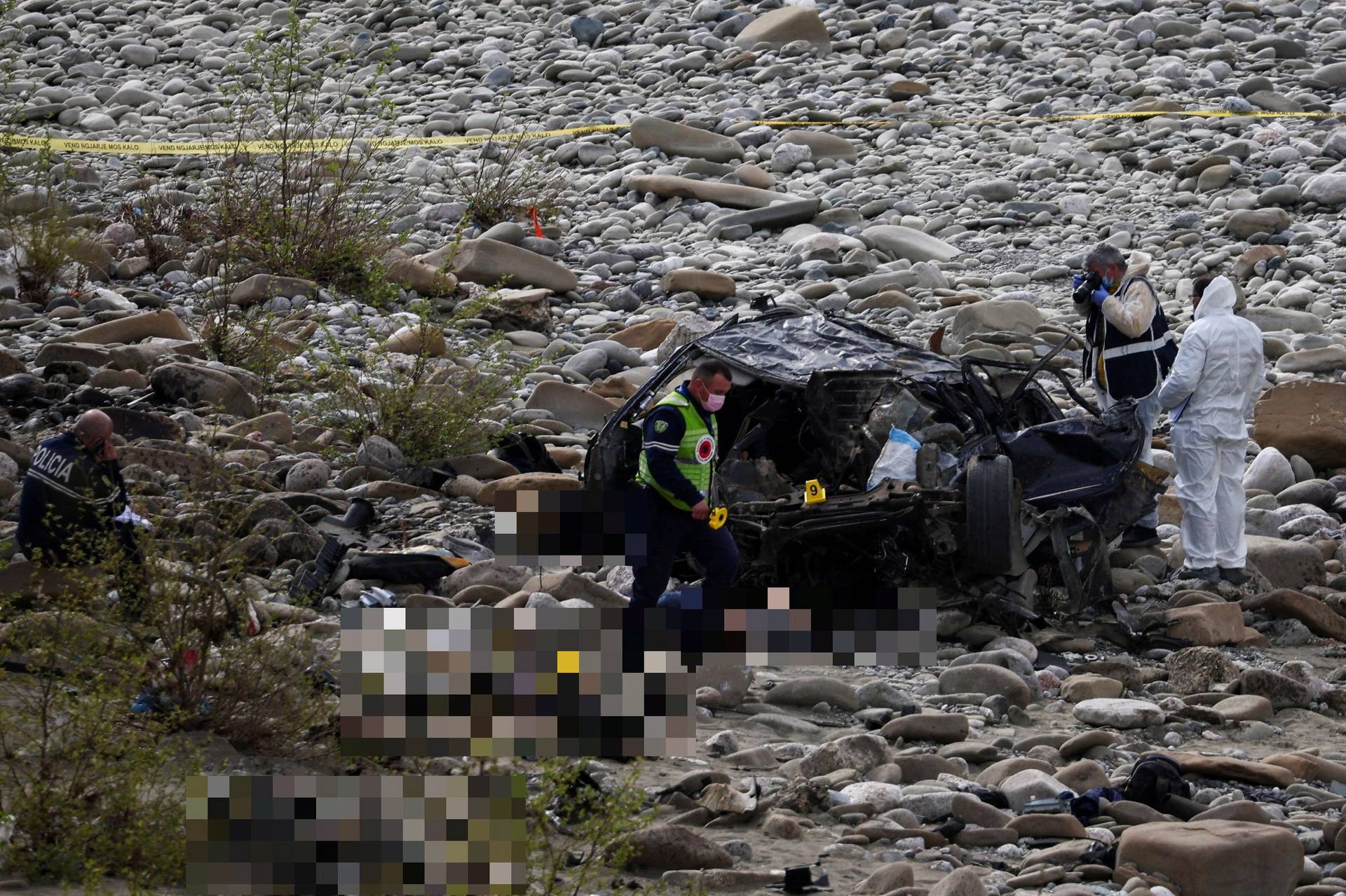 FOTO Užas u Albaniji: Osmero poginulih u teškoj nesreći.  Auto pao u rijeku. Bježali su policiji?