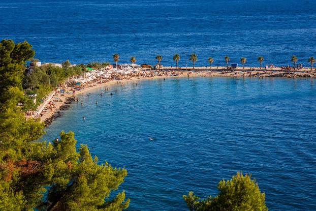 Split: Pogled na plažu Kašjuni podno Marjana