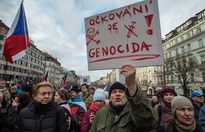 Tisuće su marširale Pragom protiv COVID mjera i cijepljenja