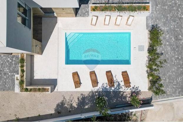 FOTO Pogledajte kuću koju su izgradili usred polja u Grbama: Stoji samo pola milijuna eura...