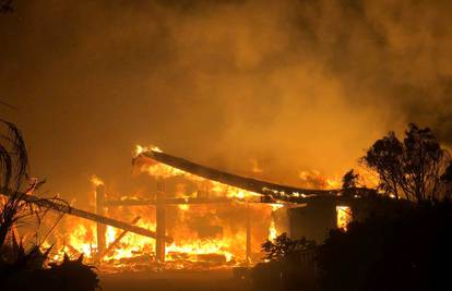 U Kaliforniji hara šumski požar, tisuće bježe iz svojih domova