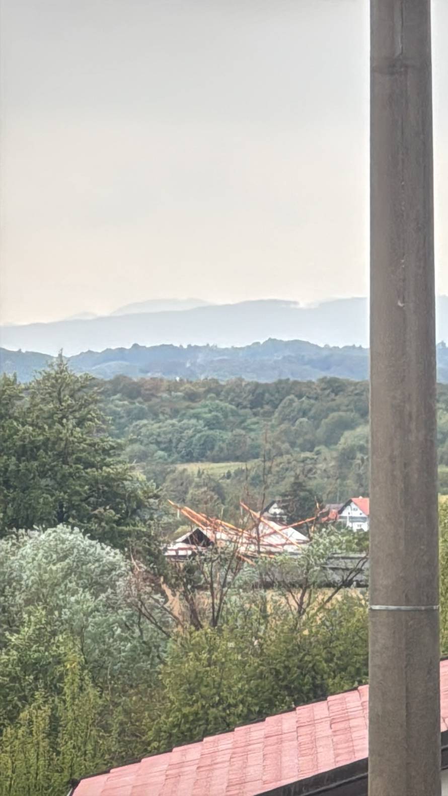 Olujni vjetar otpuhao je krov sa staračkog doma u Gornjoj Bistri!