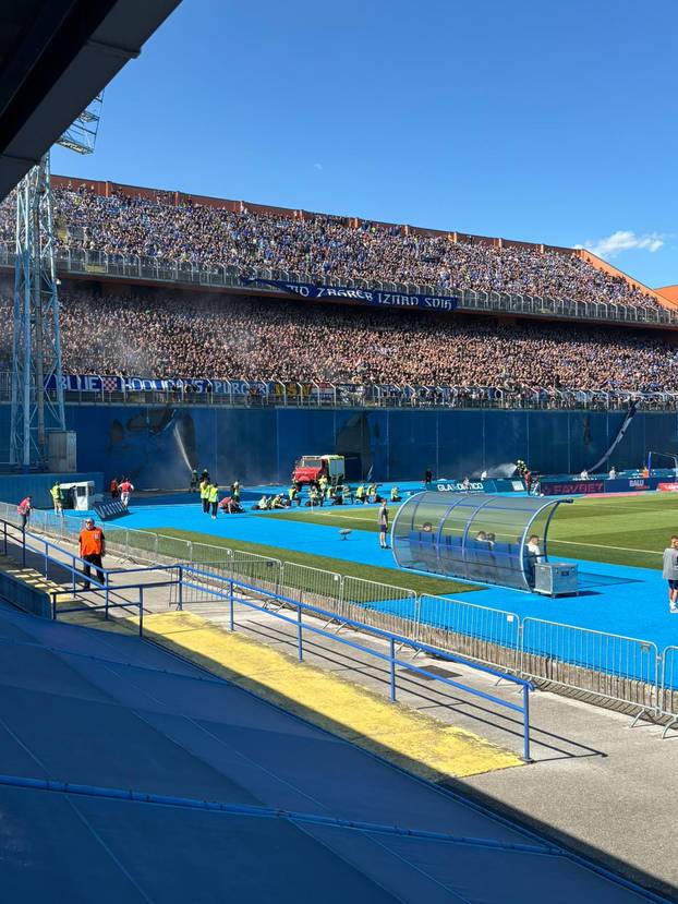 FOTO Torcida zapalila Boysima udarni transparent?! 'Zadnji derbi ste izdimili, sad gorite'