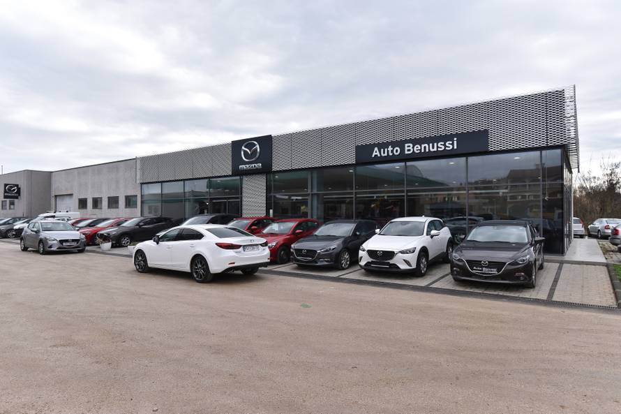 Iz autosalona 'maznuli' četiri Mazde: 'To je već u dijelovima'