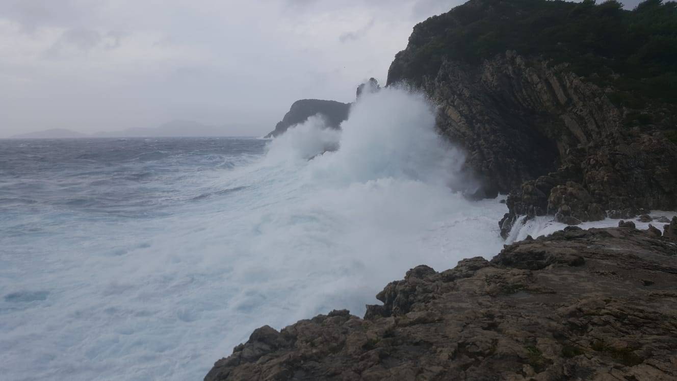 Crveni meteoalarm: Trajekti ne voze, najgore je tek pred nama