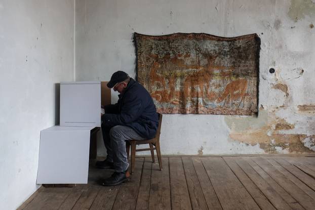 Škola u Željeznom Žumberačkom odavno se ne koristi, ali danas je otvorena zbog izbora