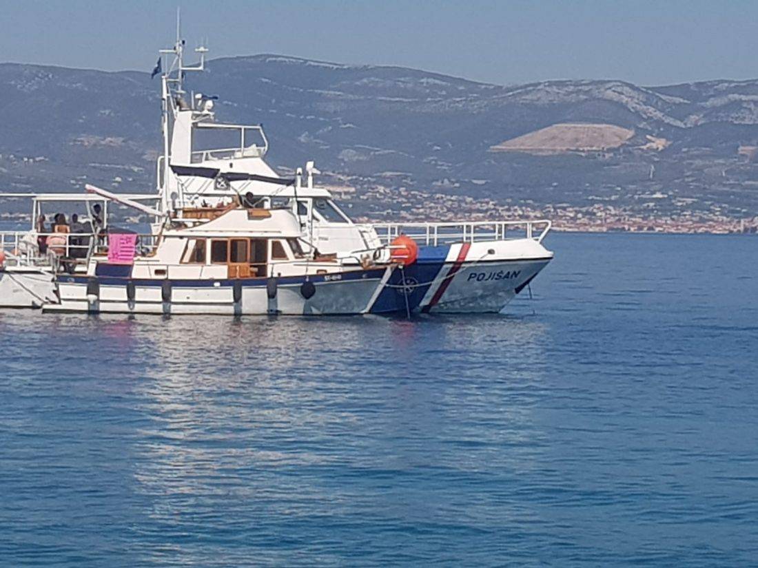 Ležerni odmor posade lučke kapetanije na službenom brodu