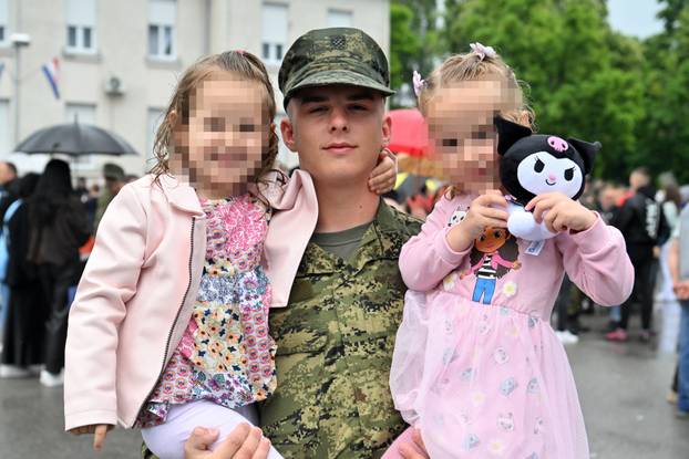 FOTO Suze i zagrljaji u Požegi: 900 novih ročnika položilo prisegu, među njima i 53 žene