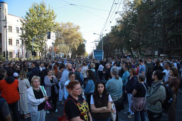 Novi Sad: U 11.52 sve je stalo, građani sa 16 minuta tišine odali počast stradalima