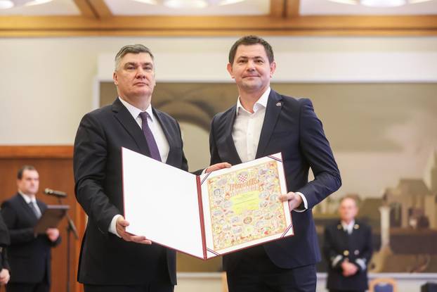Zagreb: Predsjednik Republike uručio  je odlikovanja Hrvatskoj rukometnoj reprezentaciji