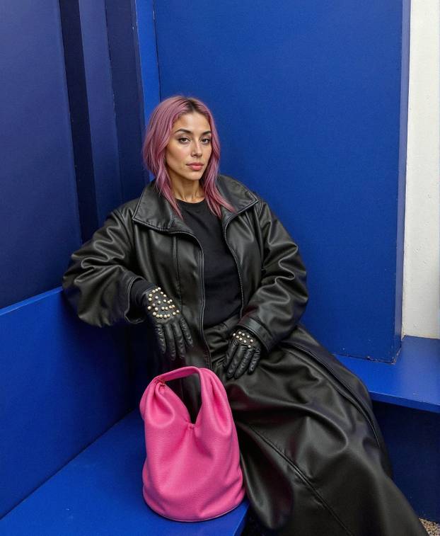 FOTO Ovaj seksi model ima milijun pratitelja, zarađuje više od svih nas - ali nije stvarna