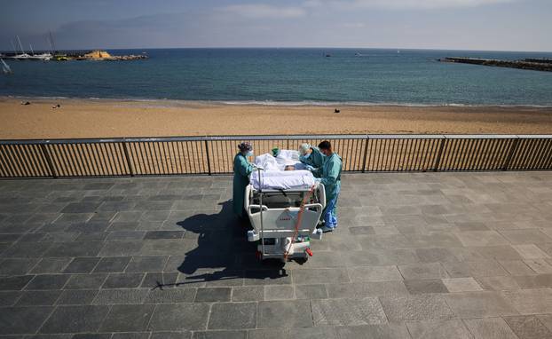 Barcelona Hospital del Mar takes COVID-19 ICU survivor to beachside for "sea therapy\