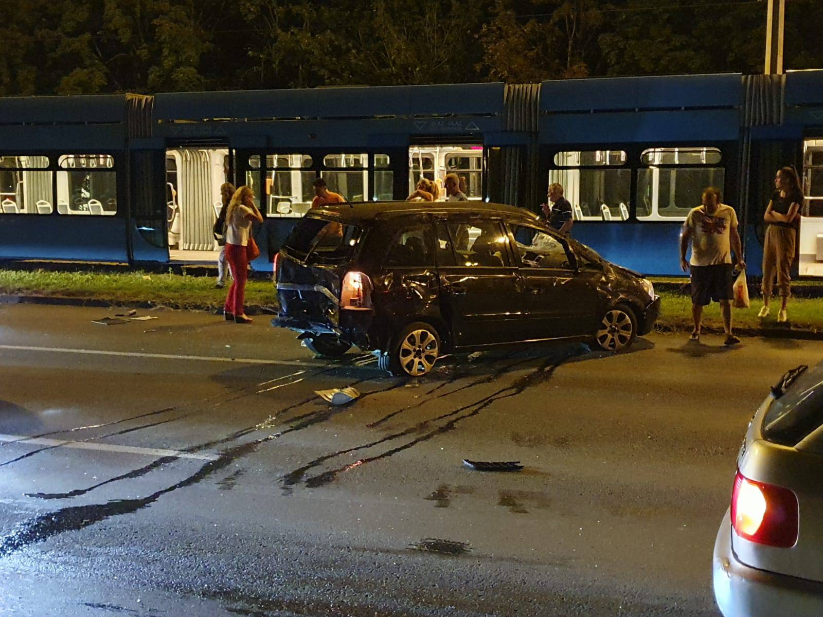 VIDEO Krš i lom u Zagrebu: Auto se odbio od rubnika u tramvaj