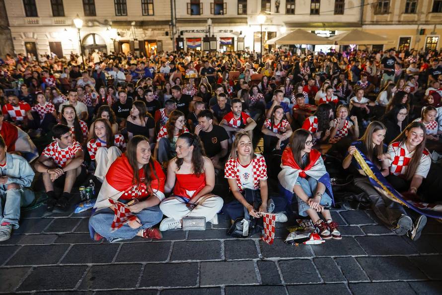 Osijek: Navijači prate utakmicu Hrvatska  - Portugal 