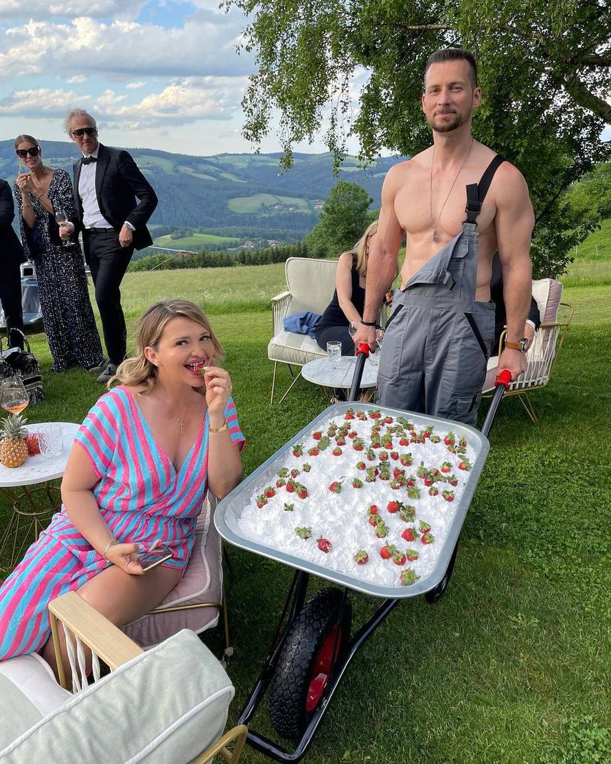 Mehunka partijala u Austriji: Gole obojene grudi, muškarci sirene i torbica od 37.000 kuna