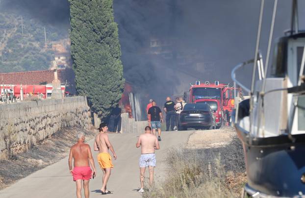 Požar u Vinišću stavljen pod kontrolu, policija istražuje uzrok