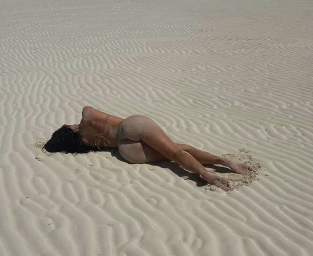 FOTO Kylie Jenner valja se u tangicama po vrućem pijesku: 'Ajme, gdje ti se sve uvukao!'