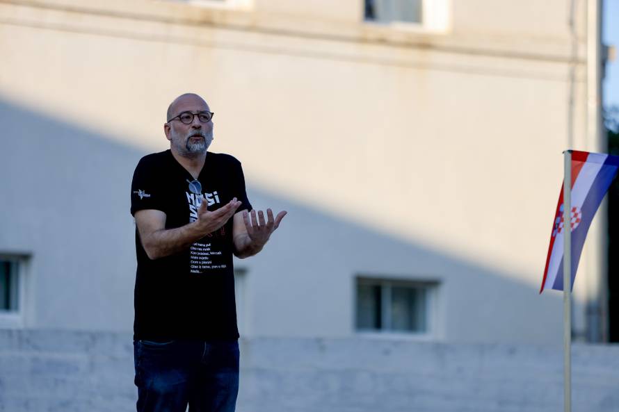 Benkovac: Organizatori benkovačkog festivala "Nosi se" koji je odgođen nakon prosvjeda branitelja održali mirni prosvjed