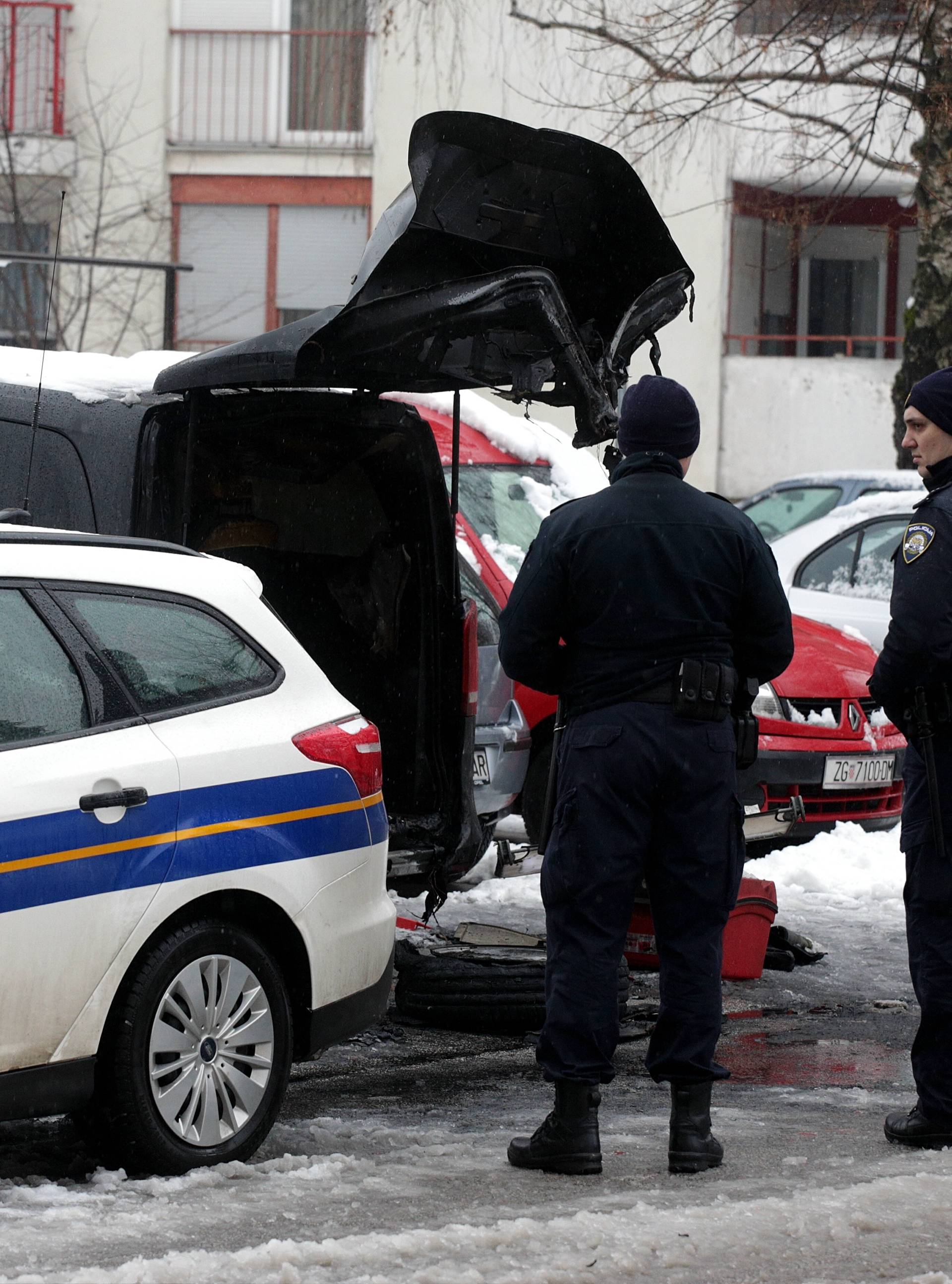 U Zagrebu noćas planuo kombi, vatra se proširila i na Peugeot