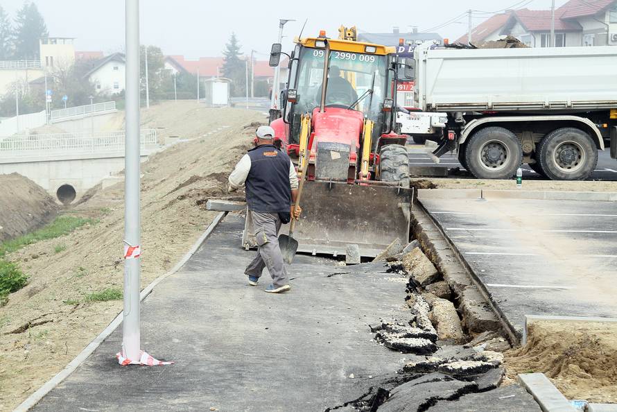 Popucalo parkiralište, klizište prijeti tek otvorenoj školi!