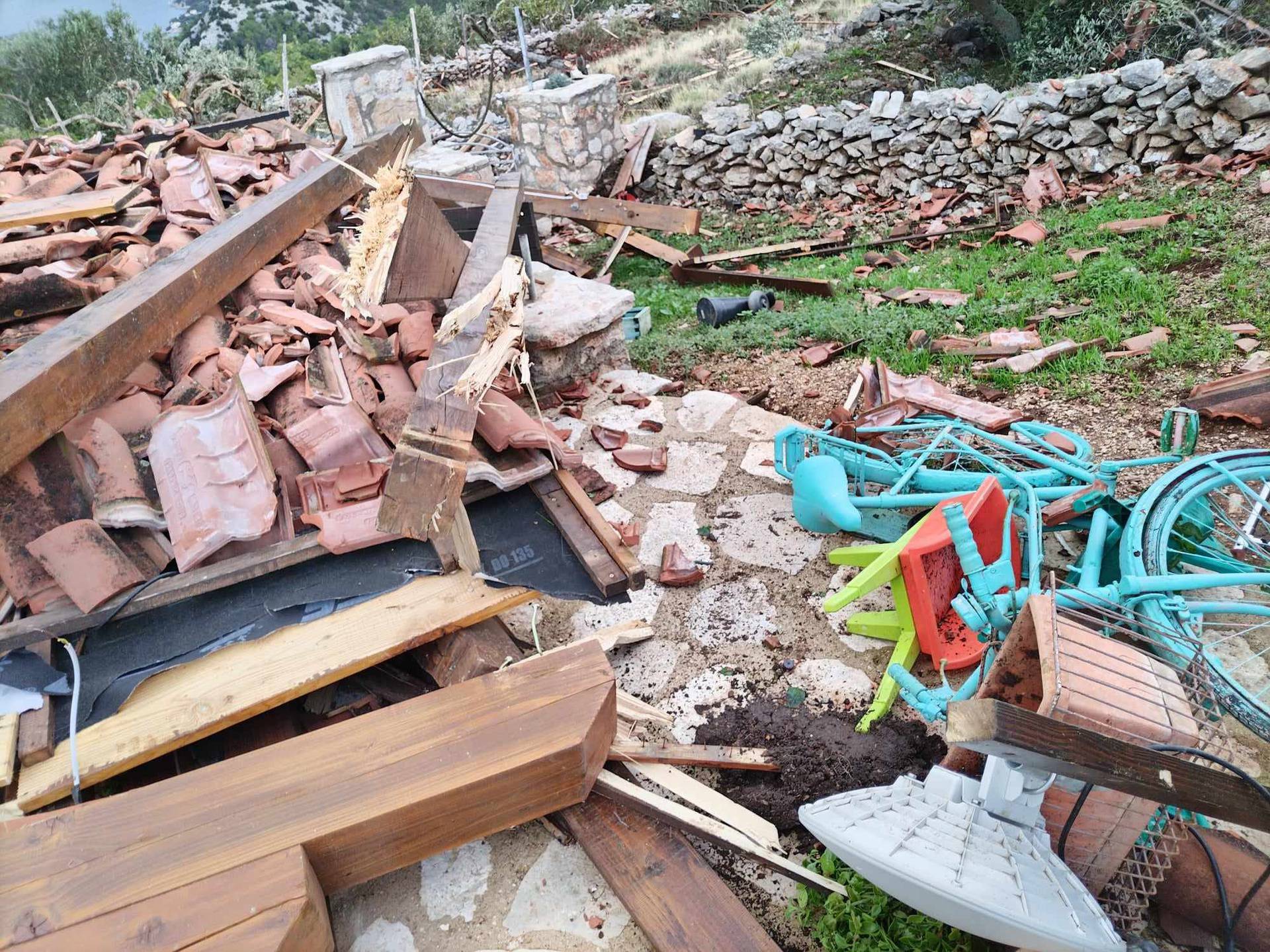 Snažan vrtlog na Hvaru uništio pola obiteljskog imanja, stari drveni brod još nisu pronašli