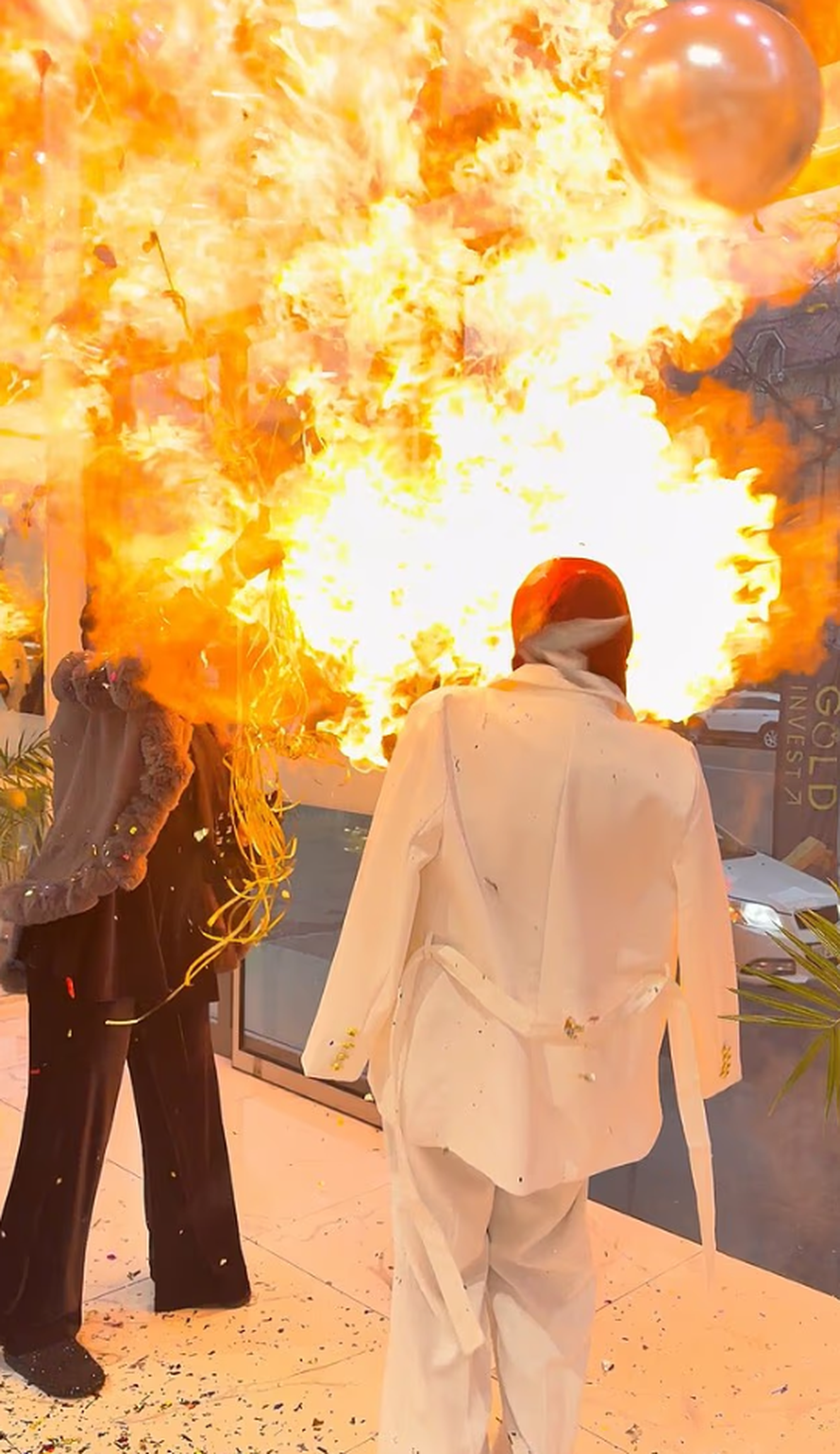 VIDEO Širi se snimka: Baloni zbog prskalica 'eksplodirali' slavljenici u lice. Evo reakcije