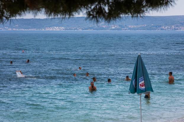 Kaštel Štafilić: Ljetni pljusak na plaži Gabine