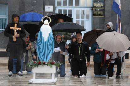 Kleče, mole, snimaju... Muška molitva na trgovima diljem Hrvatske, stigli i prosvjednici