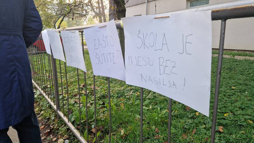 Roditelji skandirali ravnatelju da se vrati, zapjevali i Mišinu pjesmu: 'Na pravom smo putu'