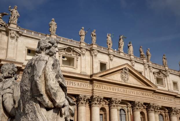 Rim: Brojni vjernici na Trgu sv. Petra čekaju procesiju s tijelom pape Franje