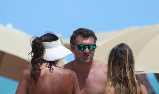 Rajska penzija: Christian Vieri uživa na plaži s manekenkama