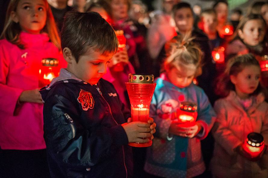 Na molitvu u dvorište bolnice u Vukovaru došla i predsjednica